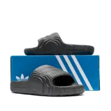 Sandalias Adidas Adilette 22 de diseño futurista en color negro, con patrón topográfico texturizado en relieve y suela de goma moldeada.