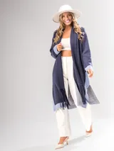 Sacón grueso tipo tapado, confeccionado en Italia con diseño exclusivo en tonos azules y flecos en el ruedo.