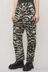 Pantalón de corte regular con estampado animal print tipo cebra en tonos negro y beige, bolsillos laterales y recortes con doble costura.