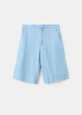 Short de denim suave color celeste claro, de tiro bajo, silueta recta y largo midi, con diseño de cinco bolsillos y costuras frontales marcadas.