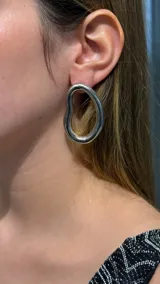 Caravana de diseño irregular con forma orgánica y acabado metálico plateado.