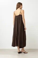 Túnica larga plisada color chocolate con tirantes finos y lazos ajustables en el frente.