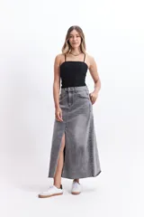 Top negro de encaje con escote recto y breteles finos.