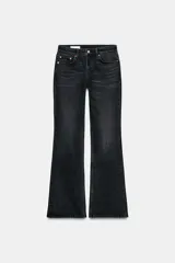 Jeans de tiro bajo, color negro lavado, con cinco bolsillos, cierre frontal de cremallera y botón, y bajo acabado acampanado (bootcut).