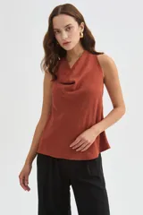 Musculosa sin mangas de poliéster, con diseño holgado y cuello buche color marrón.