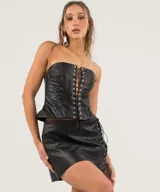 Corset strapless negro con textura tipo cuero de cocodrilo, con cordones ajustables en el frente.