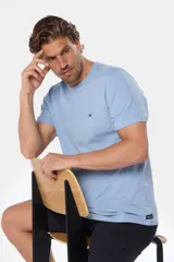 Remera básica de algodón color azul marino, de manga corta, con cuello redondo y logo bordado en el frente.