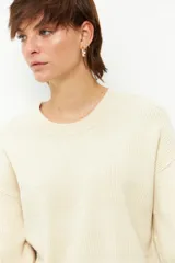 Sweater de punto negro con cuello redondo, manga larga con puños elásticos y diseño de franjas horizontales tramadas.