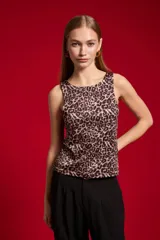 Musculosa blanca de corte ajustado, con cuello redondo y diseño sin mangas.