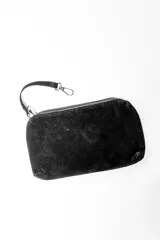Bolso tipo hobo de gamuza color marrón, con diseño de flecos en los laterales y correa integrada al cuerpo del bolso.