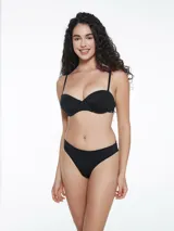 Vedetina negra de lycra con elástico fino en la cintura.