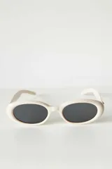 Lentes de sol con armazón ovalado de color negro y cristales tonalidad marrón. Presentan un detalle metálico en forma de estrella en las patillas.
