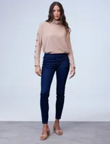 Jegging azul oscuro marca Zac & Rachel, con pretina elastizada, bolsillos delanteros simulados y bolsillos traseros aplicados. Corte ajustado.