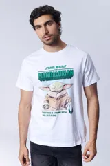 Remera blanca de manga corta con estampado frontal de Star Wars The Mandalorian con la imagen de Grogu y texto descriptivo.