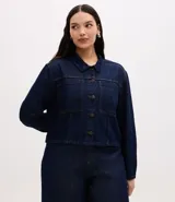 Campera de jean color azul oscuro, con diseño cropped, cuello clásico, mangas largas, cierre frontal con botones y dos bolsillos frontales grandes.