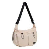 Bandolera de nylon color beige, de diseño holgado y redondeado con bolsillos frontales ajustables con cordón elástico y tope, correa ajustable negra y parche con logo de la marca.