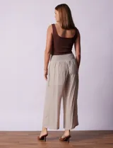 Pantalón palazzo de gasa bambula color beige, marca Nanette. Tiene pretina ancha con elástico en la parte trasera, pierna ancha y short interno.