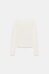 Camiseta de manga larga con cuello barco y bajo recto, confeccionada en tejido de punto liso.