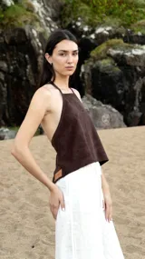 Top marrón de cuero gamuza con tiras finas que se atan en la espalda y en el cuello.