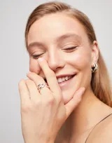 Anillo plateado con diseño doble y topacio blanco engarzado.