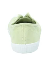 Zapatilla tipo alpargata de algodón orgánico color verde menta, con puntera reforzada de goma blanca y suela de caucho natural. Presenta un diseño slip-on con elásticos laterales y ojales decorativos.
