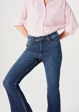 Pantalón de jean azul de corte flare, tiro medio y diseño clásico con bolsillos delanteros y traseros.