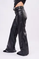 Pantalón wide-leg negro de material sintético con acabado brillante, tiro medio y bolsillos laterales. Incluye un cinturón negro con ojetes metálicos y hebilla plateada.
