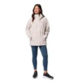 Campera impermeable Columbia modelo Hikebound II, color beige claro, con cuello alto, cierre frontal oculto y puños ajustables con velcro. Presenta el logo de la marca bordado en el pecho y tecnología Omni-Tech en la manga.
