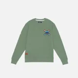 Buzo verde militar de corte clásico con cuello redondo y mangas largas. Presenta un parche con diseño abstracto en el lado superior derecho.