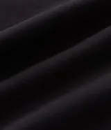 Buzo masculino de cuello alto con cierre frontal parcial, manga larga y puños ajustados. Confeccionado en tejido técnico de tacto suave.