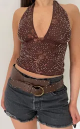 Top halter de malla color marrón con escote profundo, decorado con lentejuelas y pedrería brillante en un patrón floral.