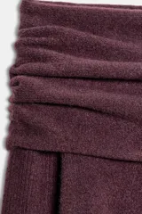 Jersey de punto gris con escote recto tipo palabra de honor, con detalle de vuelta en la parte superior y manga larga.