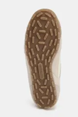 Championes de estilo retro running en tonos beige, confeccionados con paneles de gamuza y textil. Presentan cierre mediante cordones, punta redonda y suela de goma dentada.