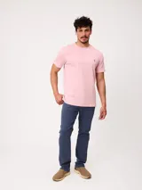 Remera de manga corta color azul, con cuello redondo y diseño clásico, confeccionada con un pequeño logo bordado en el pecho.