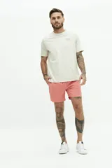 Short de baño liso con cintura elástica y cordón ajustable. Cuenta con dos bolsillos laterales, un bolsillo trasero y logo bordado en el ruedo. Confeccionado en tejido ligero de secado rápido.