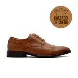 Zapato de vestir tipo oxford color marrón, confeccionado en cuero, con cordones y suela plana.