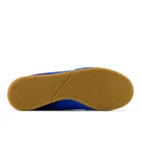 Championes New Balance modelo RC42, de perfil bajo, color azul con detalles en amarillo y suela color caramelo.