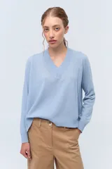 Sweater celeste de tejido de punto lambswool, con escote en V y calce holgado.