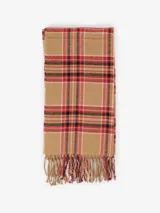 Bufanda de tejido suave con diseño de cuadros escoceses en tonos marrón, rojo, negro y blanco, terminada con flecos en los extremos.
