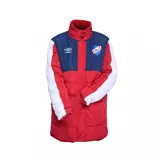 Parka puffer larga Umbro del Club Nacional de Football, modelo Heritage. Diseño tricolor en rojo, azul marino y blanco, con cuello alto, cierre frontal con solapa de botones y bolsillos con cierre.