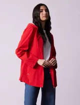 Campera impermeable marca Gallery de color rojo, con cierre frontal completo, bolsillos laterales y ajuste en la cintura. Cuenta con detalles de avíos metálicos plateados y diseño funcional con capacidad de autoguardado.