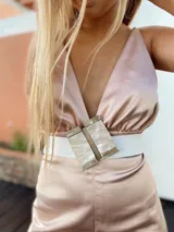 Cinturón blanco con textura símil cuero de cocodrilo y hebilla doble rectangular con apliques de nácar y borde metálico.