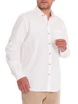 Camisa de manga larga color blanco, modelo Galiton de RKF, confeccionada en popelina de algodón orgánico. Cuenta con cuello camisero, cierre frontal con botones de madera, un bolsillo en el pecho con logo bordado y mangas ajustables.