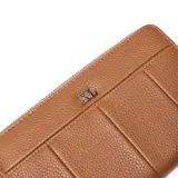 Billetera grande tipo fichero marca XL, color marrón, confeccionada en material símil cuero con textura granulada. Presenta cierre perimetral, logo metálico plateado en el frente y correa de mano extraíble.