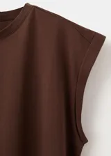 Camiseta marrón de corte recto, con cuello redondo, hombreras y diseño de manga corta.