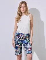 Bermuda de gabardina elastizada con estampado abstracto en tonos azules y blancos.