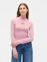 Remera de manga larga con cuello alto tipo polera, color rosado, con logo de la marca Gap bordado en el centro del pecho.