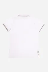 Remera polo azul marino de manga corta, con cuello y puños a rayas blancas y verde militar. Presenta un bolsillo en el pecho con detalle de franja a rayas y el logo de la marca "Brooksfield" bordado en dorado.