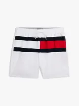 Short de baño de corte amplio, confeccionado en nailon, con diseño color block que incorpora los colores icónicos de la marca en la parte frontal. Cuenta con cintura elástica con cordón ajustable, dos bolsillos laterales y un bolsillo trasero de ojal.