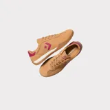 Championes Converse Run Star Trainer en color marrón tostado con detalles en bordó y suela de goma con tracción. Confeccionados en nailon con refuerzos de gamuza y el icónico logotipo Star Chevron en el lateral.